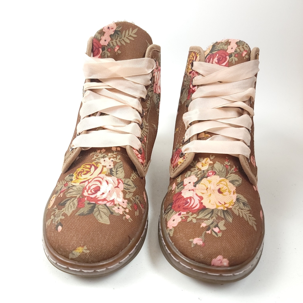 Dr. Martens Shoreditch Victorian Floral Boots - Picture 4 of 12